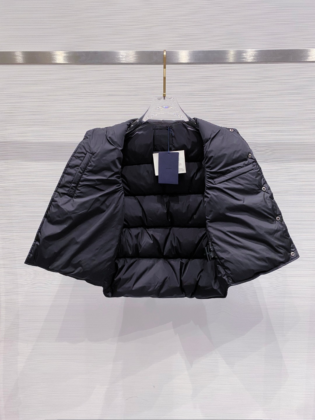 Prada 普拉达2025秋冬专柜同步新品发布，最新工装羽绒马甲出货，原版购入，无论面料及辅料，全部做到