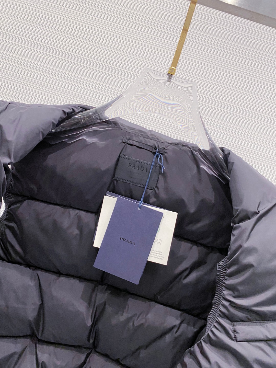 Prada 普拉达2025秋冬专柜同步新品发布，最新工装羽绒马甲出货，原版购入，无论面料及辅料，全部做到