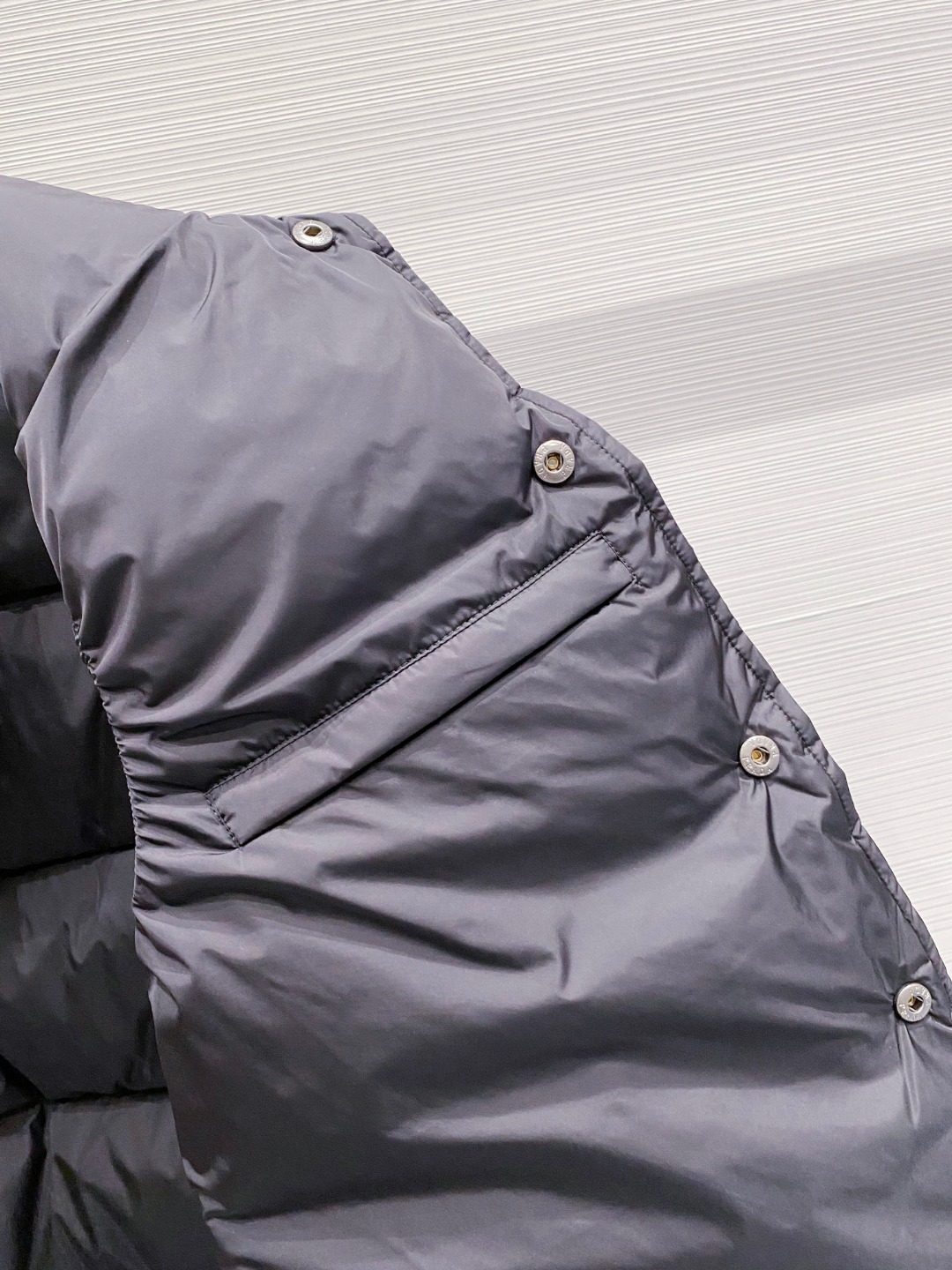 Prada 普拉达2025秋冬专柜同步新品发布，最新工装羽绒马甲出货，原版购入，无论面料及辅料，全部做到