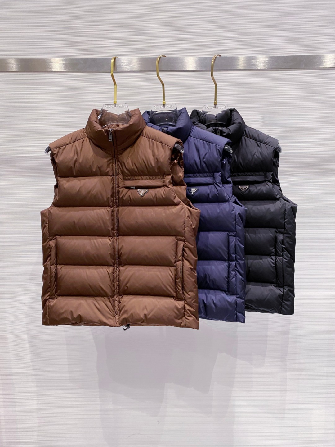 Prada 普拉达2025秋冬专柜同步新品发布，最新款羽绒马甲出货，全部原版购入，今年最新色，无论面料和