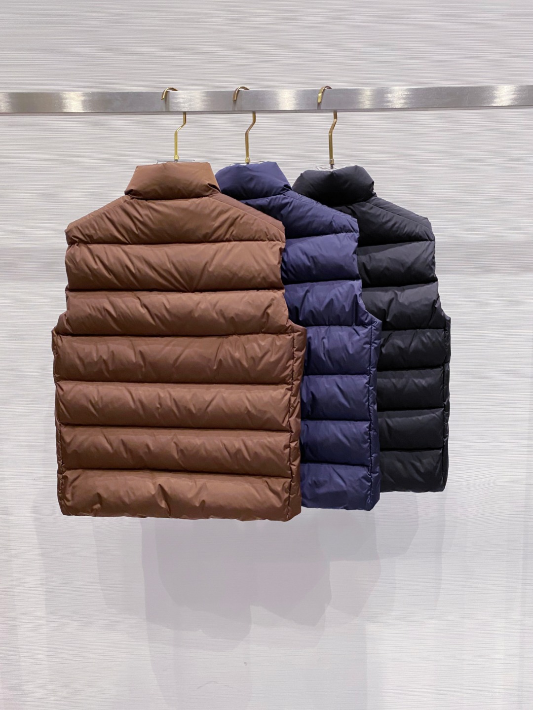 Prada 普拉达2025秋冬专柜同步新品发布，最新款羽绒马甲出货，全部原版购入，今年最新色，无论面料和