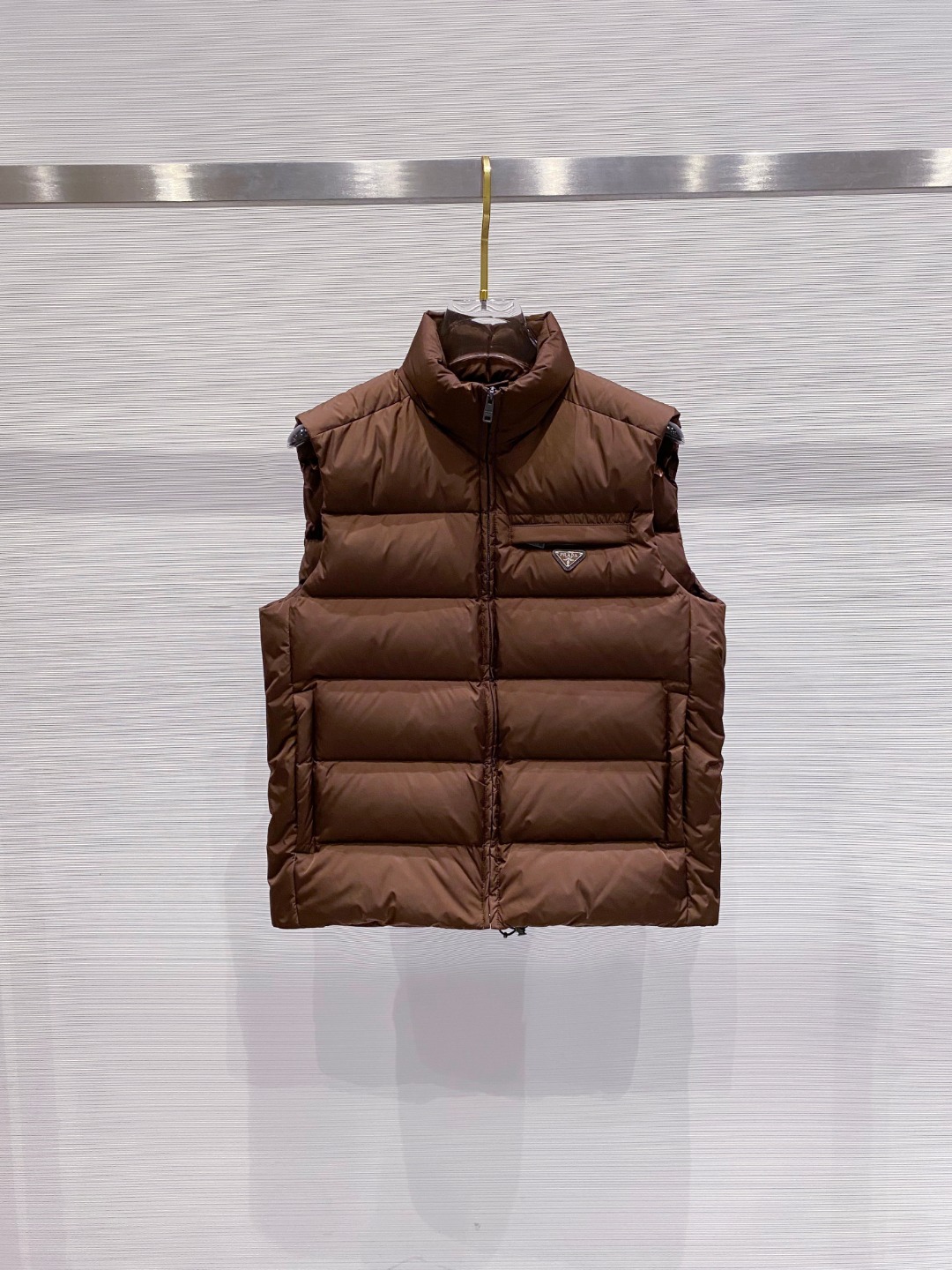 Prada 普拉达2025秋冬专柜同步新品发布，最新款羽绒马甲出货，全部原版购入，今年最新色，无论面料和