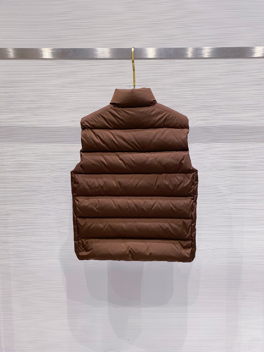 Prada 普拉达2025秋冬专柜同步新品发布，最新款羽绒马甲出货，全部原版购入，今年最新色，无论面料和