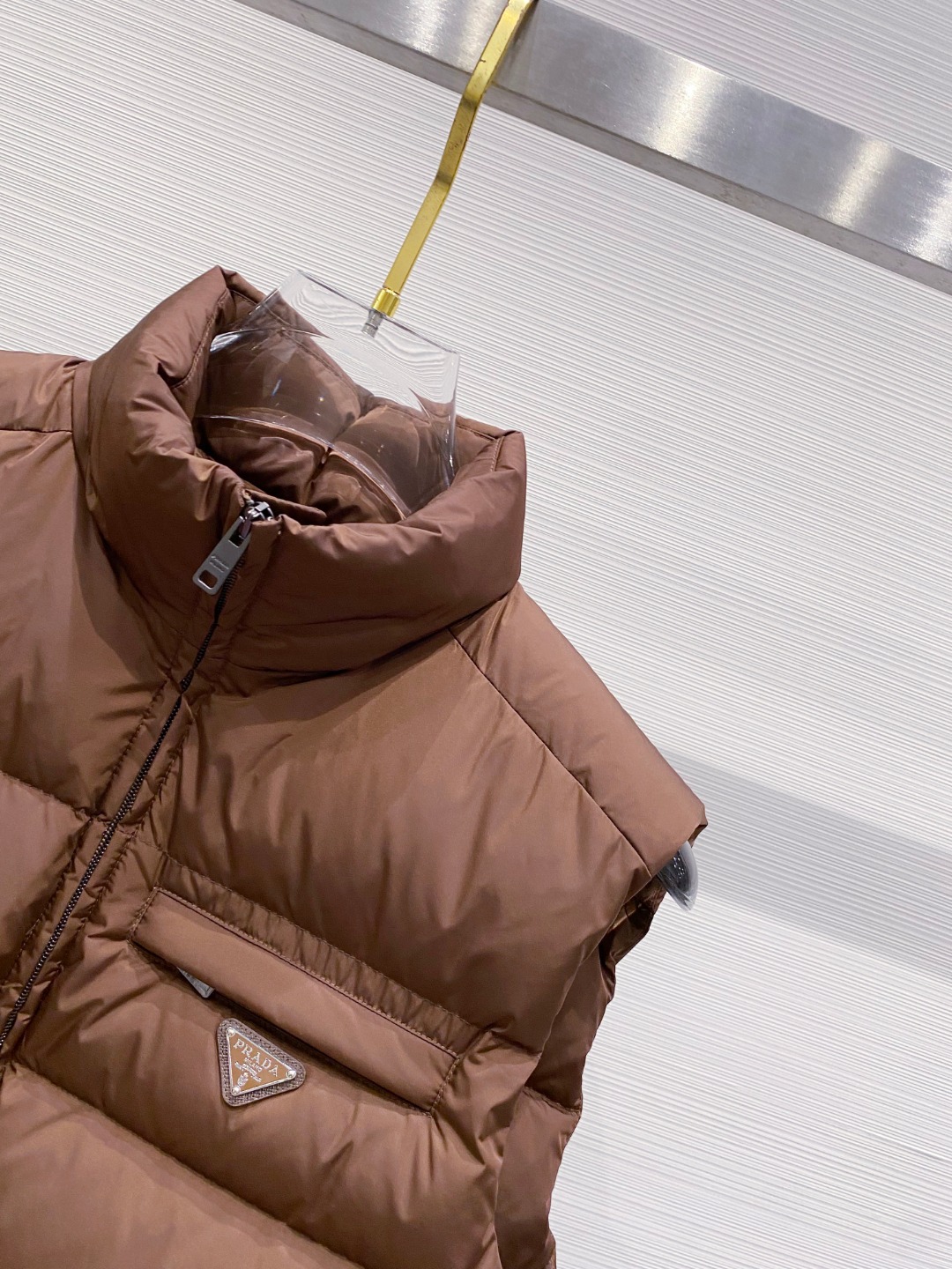 Prada 普拉达2025秋冬专柜同步新品发布，最新款羽绒马甲出货，全部原版购入，今年最新色，无论面料和