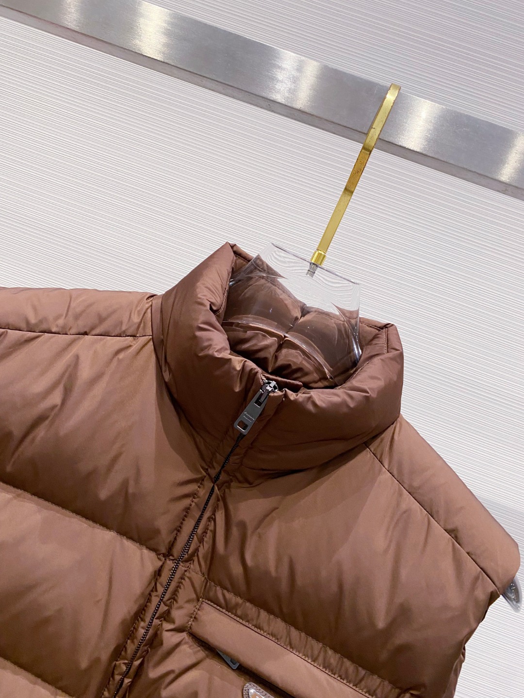 Prada 普拉达2025秋冬专柜同步新品发布，最新款羽绒马甲出货，全部原版购入，今年最新色，无论面料和