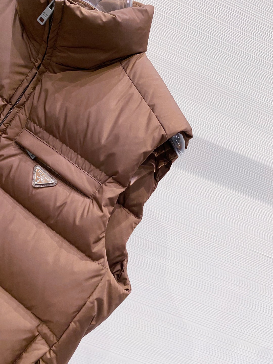 Prada 普拉达2025秋冬专柜同步新品发布，最新款羽绒马甲出货，全部原版购入，今年最新色，无论面料和