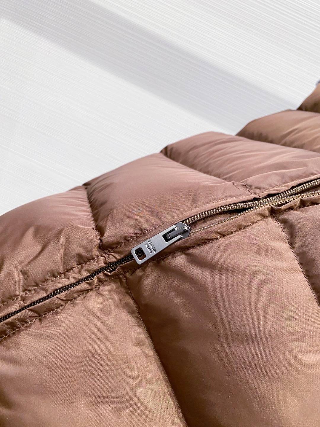 Prada 普拉达2025秋冬专柜同步新品发布，最新款羽绒马甲出货，全部原版购入，今年最新色，无论面料和