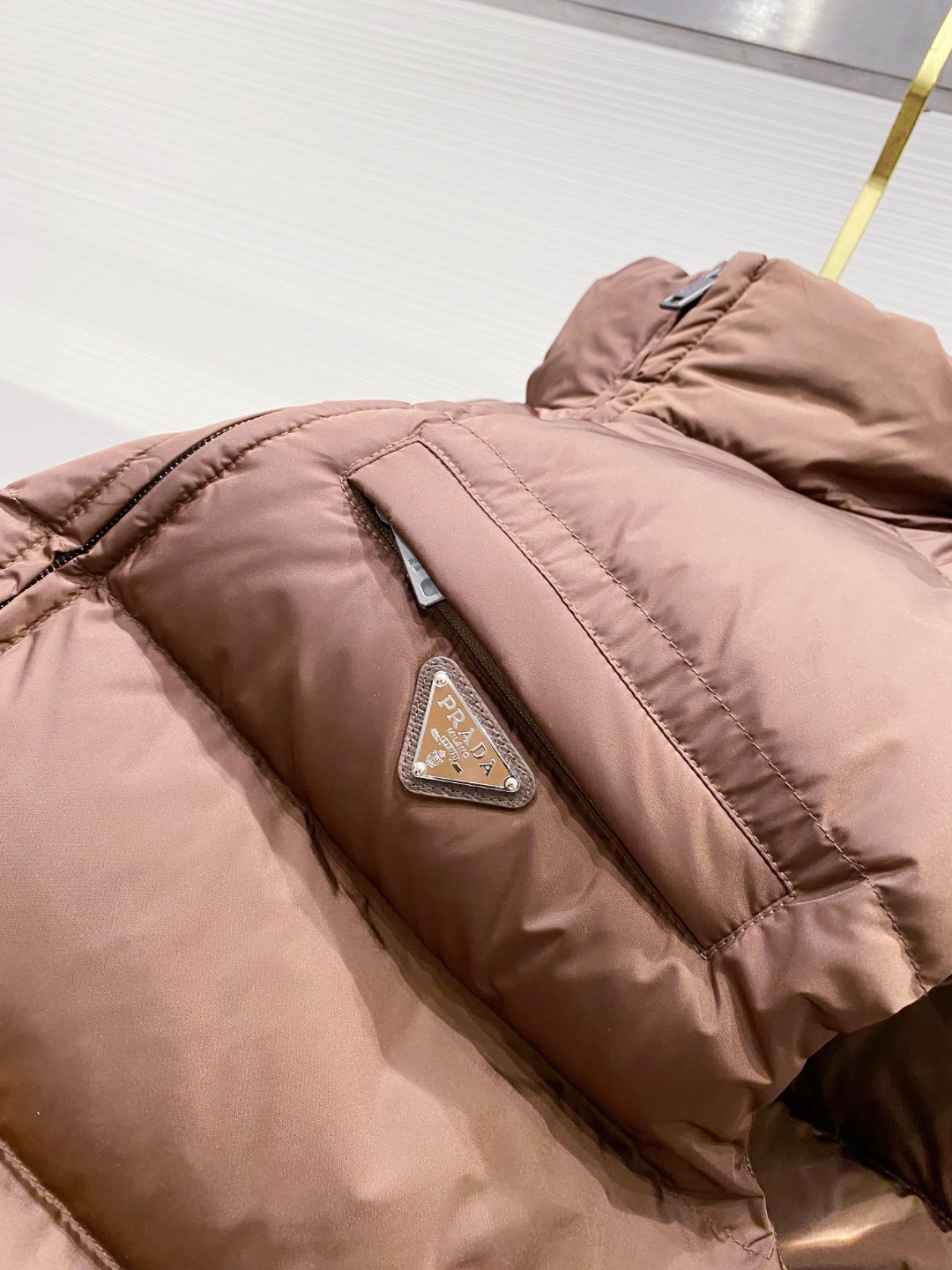 Prada 普拉达2025秋冬专柜同步新品发布，最新款羽绒马甲出货，全部原版购入，今年最新色，无论面料和