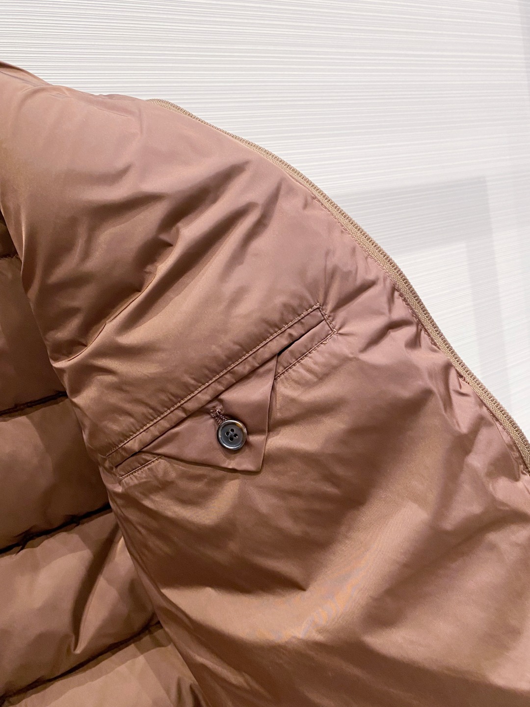 Prada 普拉达2025秋冬专柜同步新品发布，最新款羽绒马甲出货，全部原版购入，今年最新色，无论面料和