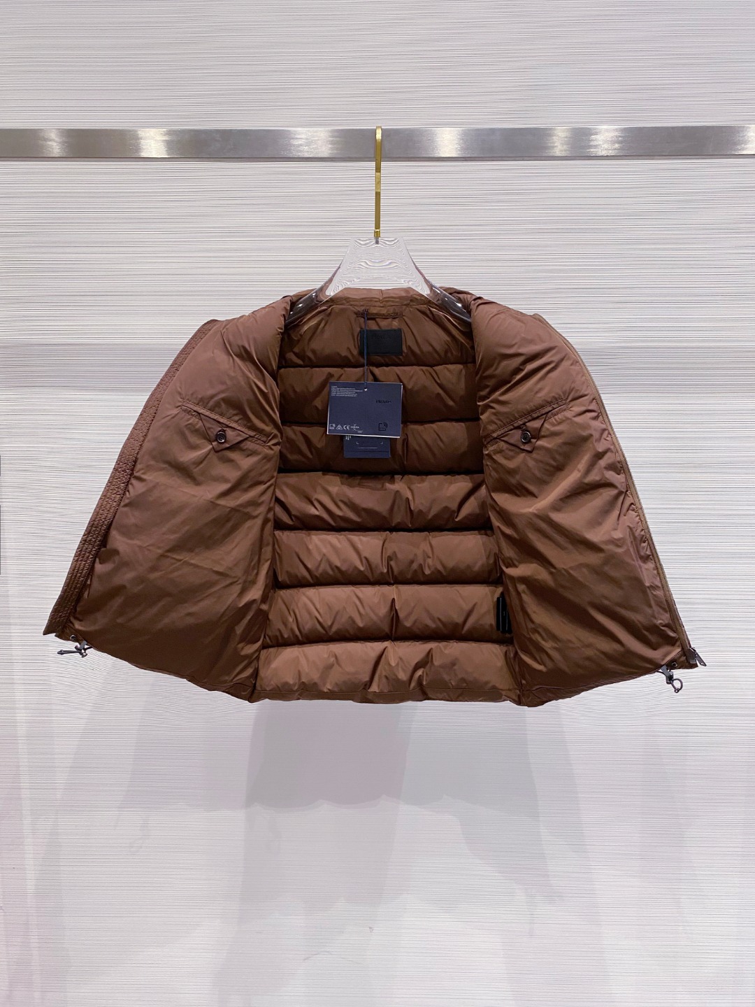 Prada 普拉达2025秋冬专柜同步新品发布，最新款羽绒马甲出货，全部原版购入，今年最新色，无论面料和