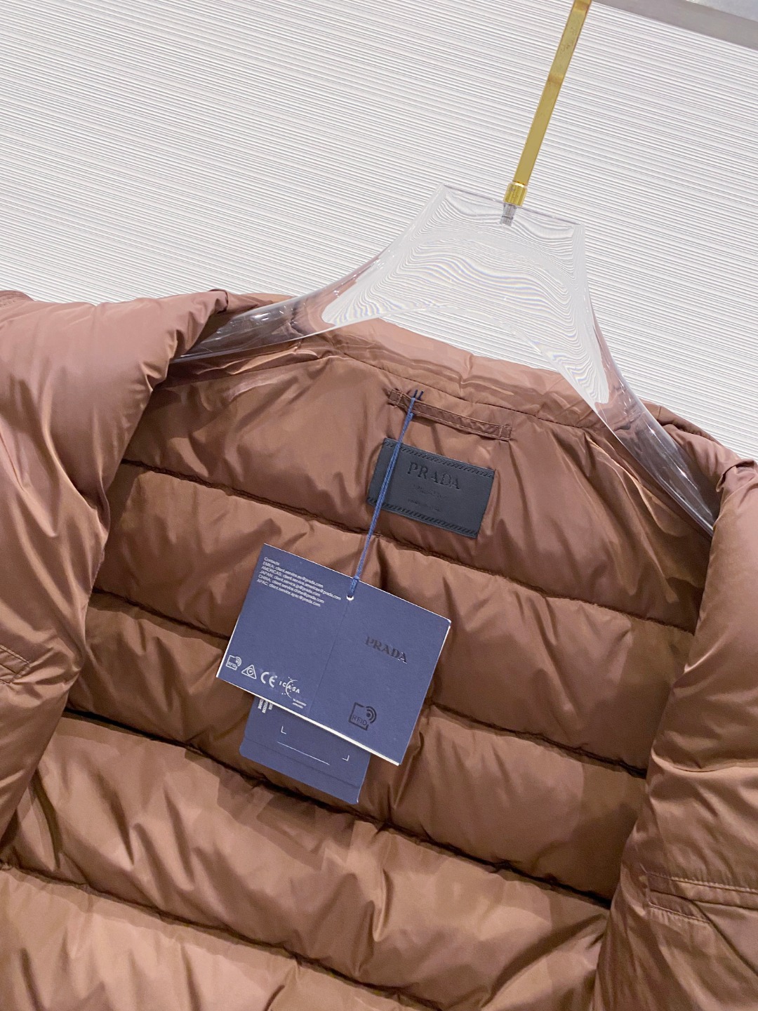 Prada 普拉达2025秋冬专柜同步新品发布，最新款羽绒马甲出货，全部原版购入，今年最新色，无论面料和