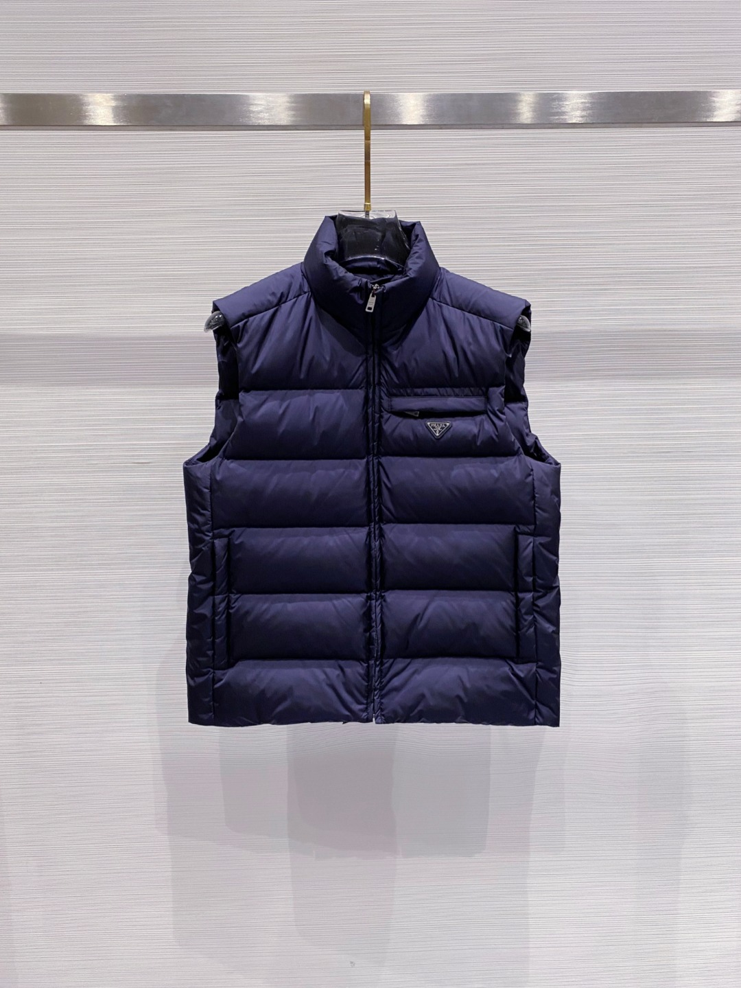 Prada 普拉达2025秋冬专柜同步新品发布，最新款羽绒马甲出货，全部原版购入，今年最新色，无论面料和