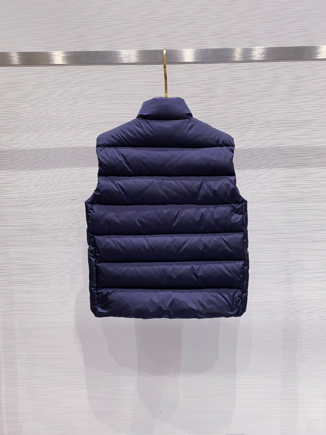 Prada 普拉达2025秋冬专柜同步新品发布，最新款羽绒马甲出货，全部原版购入，今年最新色，无论面料和