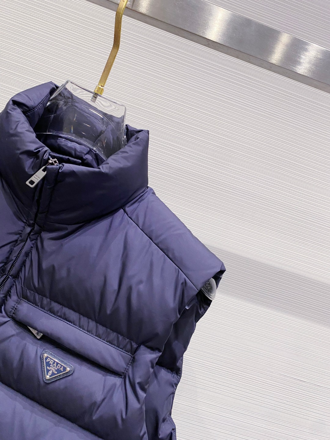 Prada 普拉达2025秋冬专柜同步新品发布，最新款羽绒马甲出货，全部原版购入，今年最新色，无论面料和