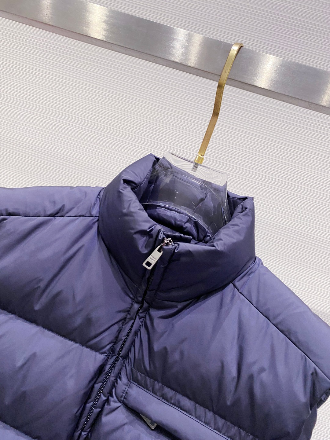 Prada 普拉达2025秋冬专柜同步新品发布，最新款羽绒马甲出货，全部原版购入，今年最新色，无论面料和
