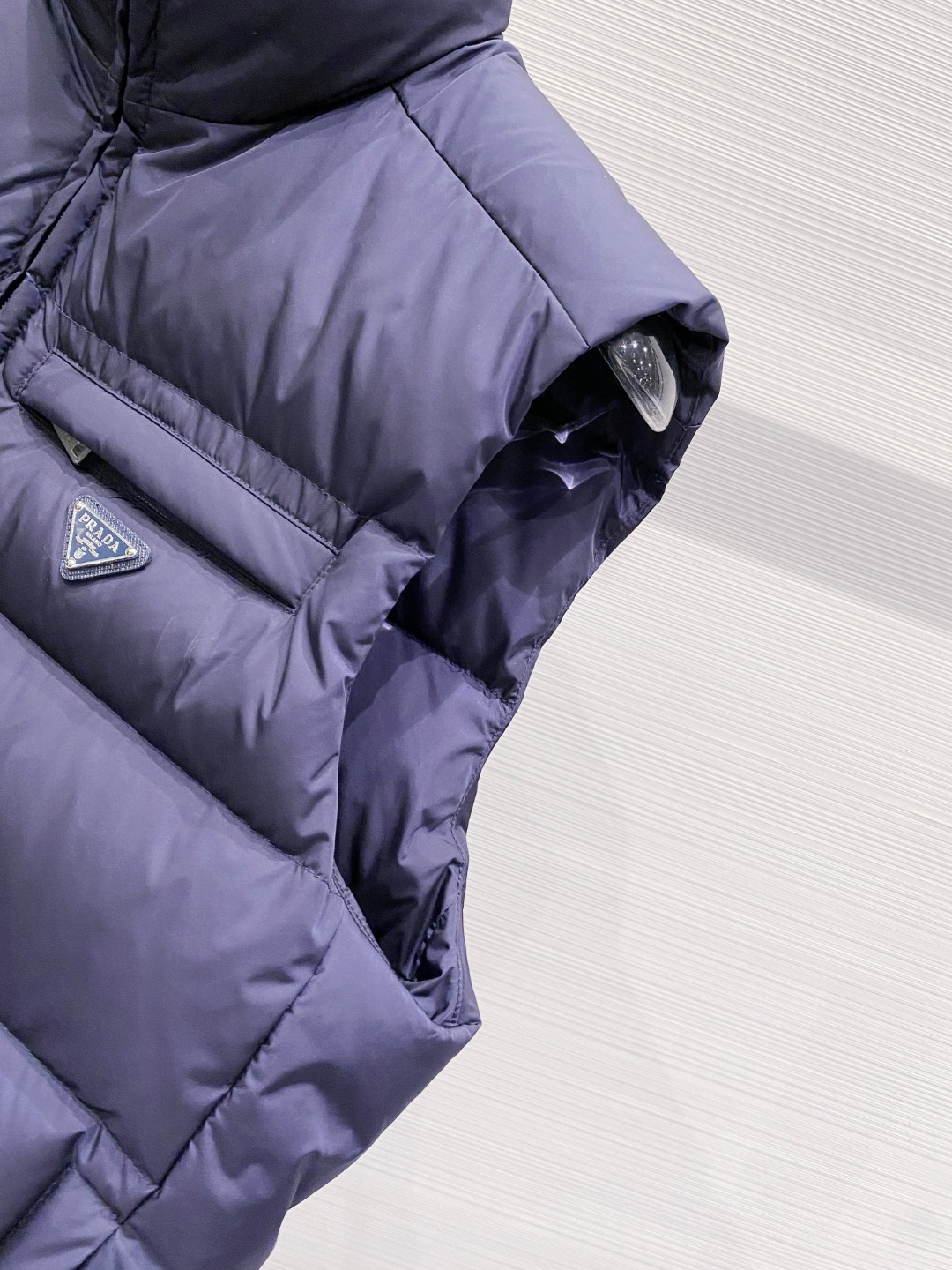 Prada 普拉达2025秋冬专柜同步新品发布，最新款羽绒马甲出货，全部原版购入，今年最新色，无论面料和