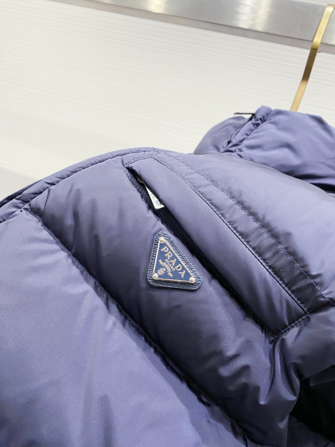 Prada 普拉达2025秋冬专柜同步新品发布，最新款羽绒马甲出货，全部原版购入，今年最新色，无论面料和