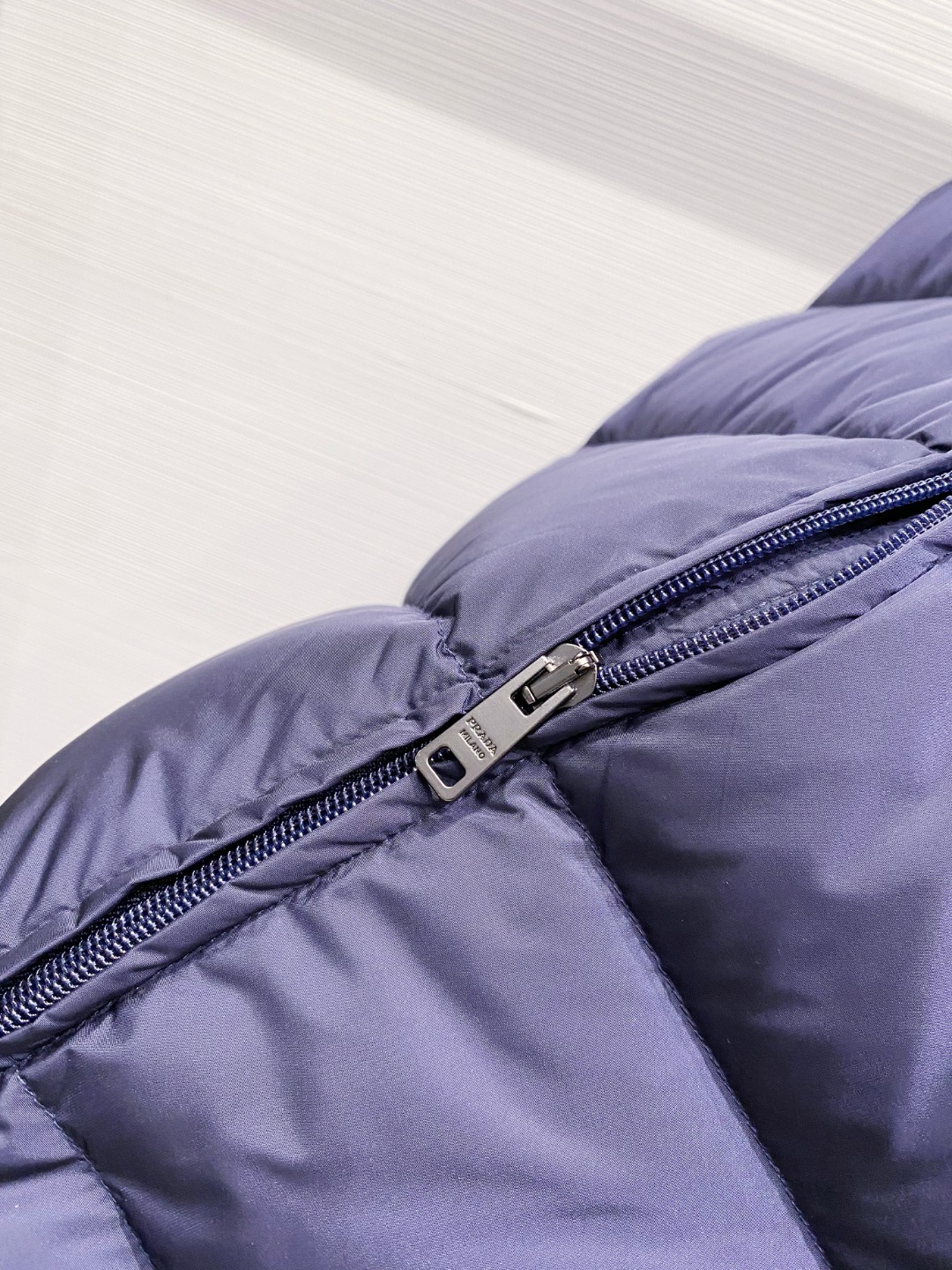 Prada 普拉达2025秋冬专柜同步新品发布，最新款羽绒马甲出货，全部原版购入，今年最新色，无论面料和