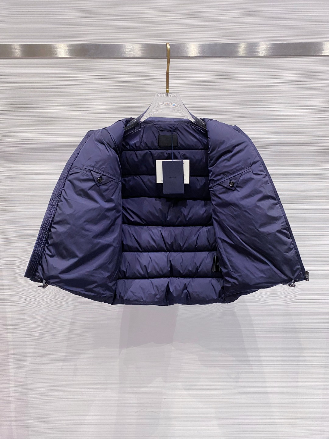 Prada 普拉达2025秋冬专柜同步新品发布，最新款羽绒马甲出货，全部原版购入，今年最新色，无论面料和