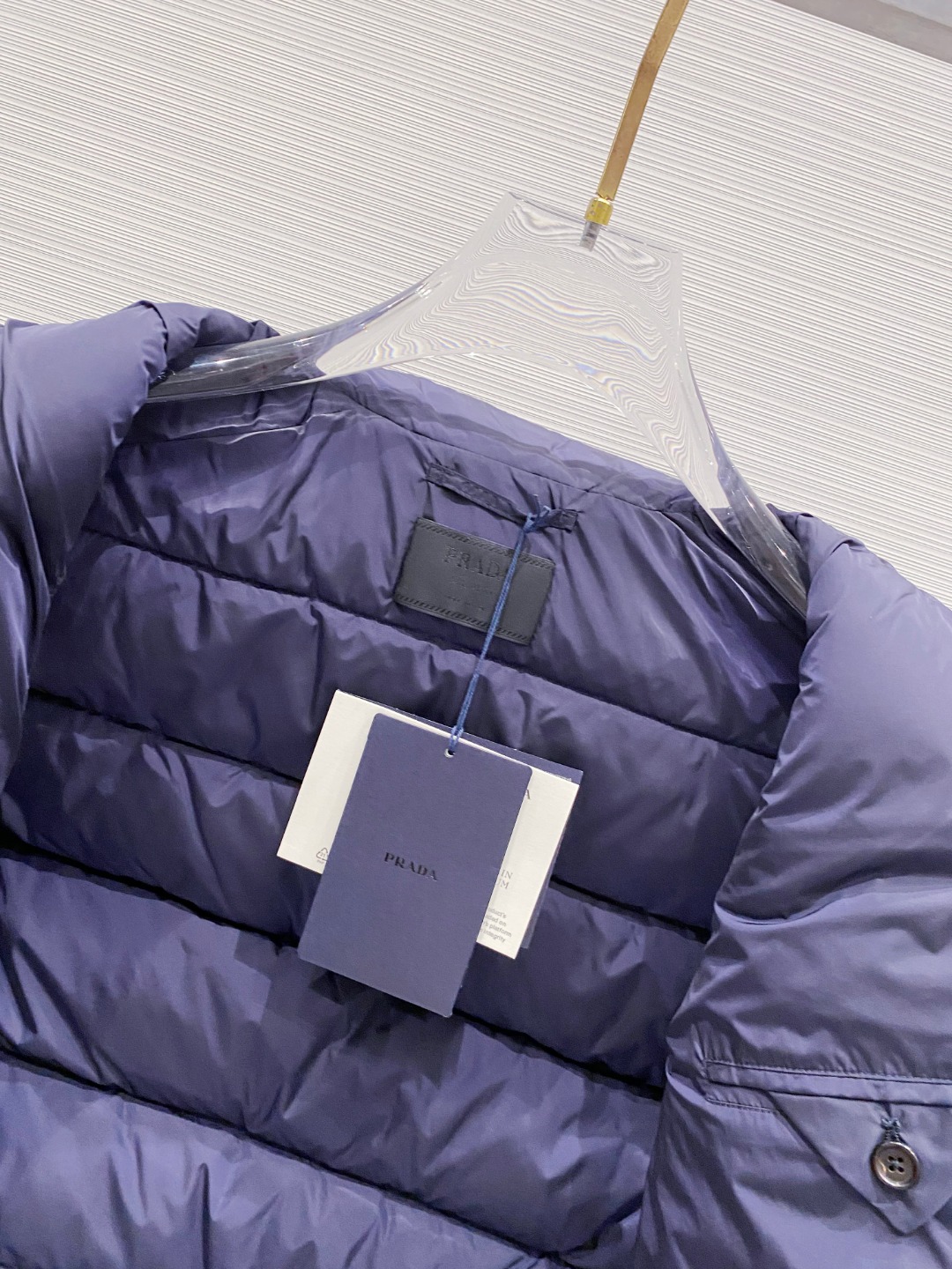 Prada 普拉达2025秋冬专柜同步新品发布，最新款羽绒马甲出货，全部原版购入，今年最新色，无论面料和