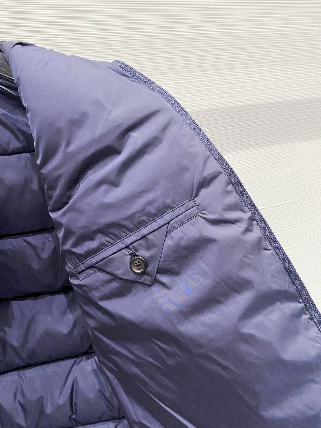 Prada 普拉达2025秋冬专柜同步新品发布，最新款羽绒马甲出货，全部原版购入，今年最新色，无论面料和