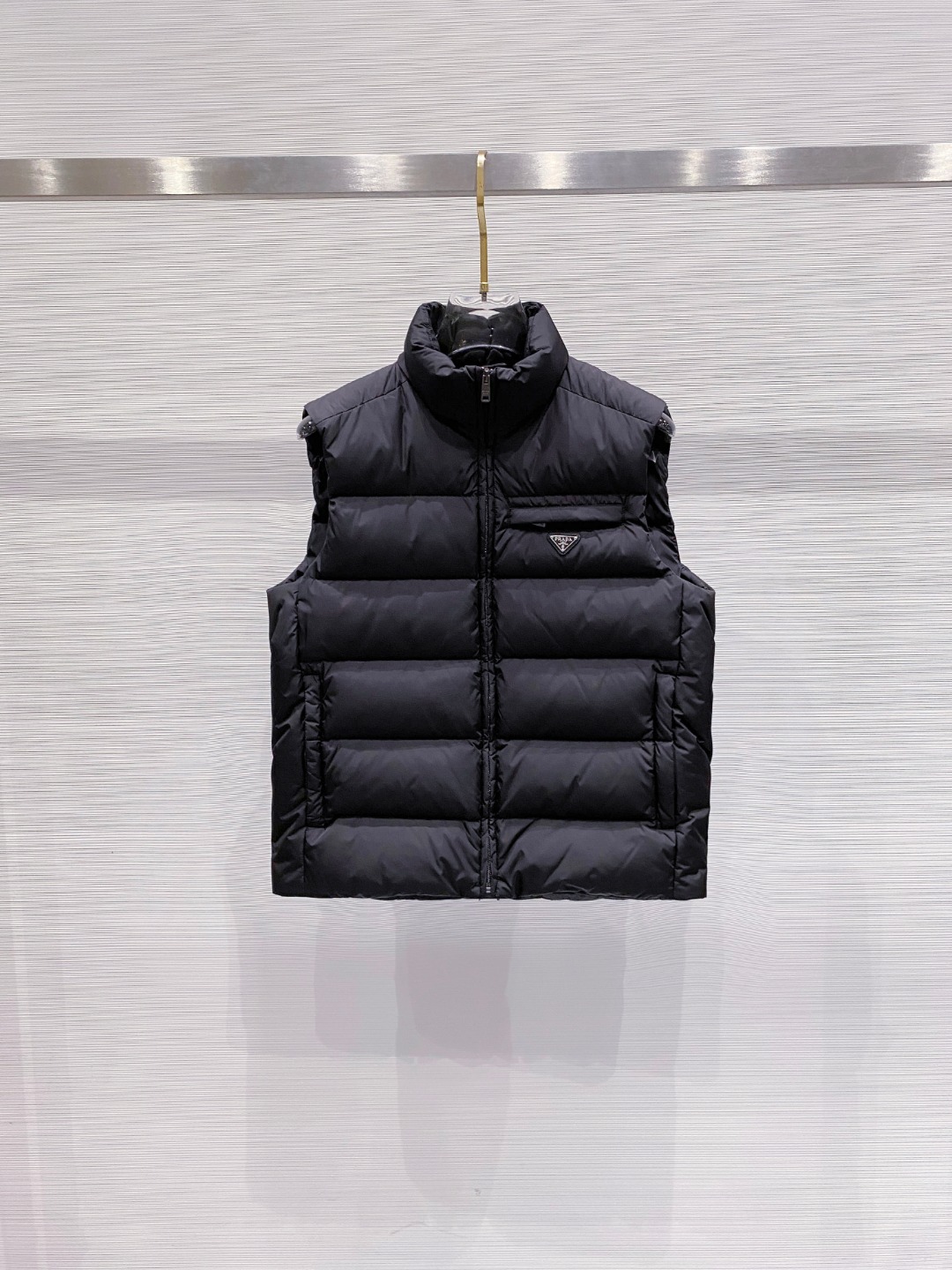 Prada 普拉达2025秋冬专柜同步新品发布，最新款羽绒马甲出货，全部原版购入，今年最新色，无论面料和