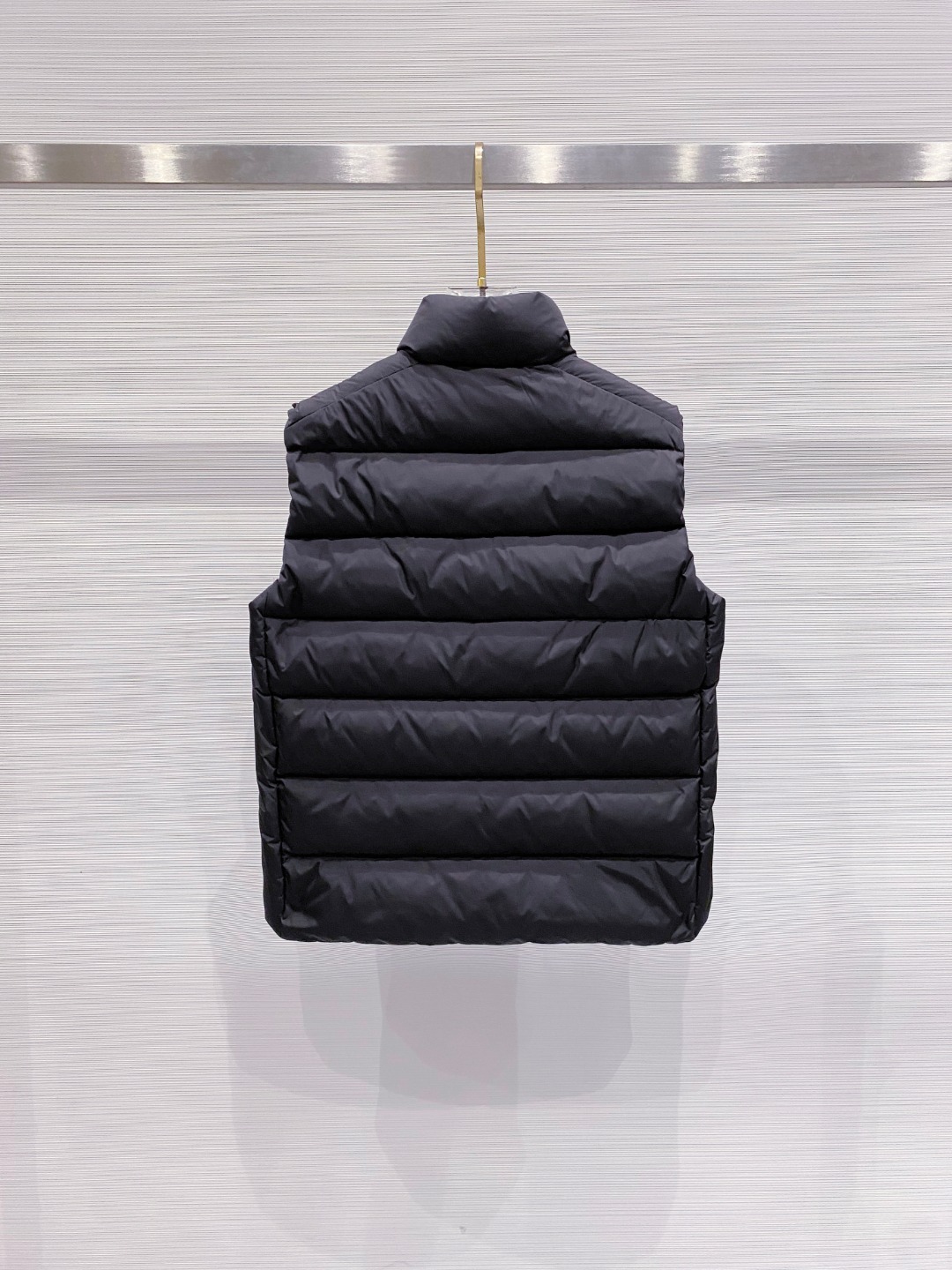 Prada 普拉达2025秋冬专柜同步新品发布，最新款羽绒马甲出货，全部原版购入，今年最新色，无论面料和