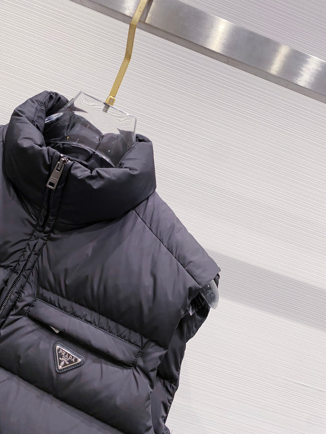 Prada 普拉达2025秋冬专柜同步新品发布，最新款羽绒马甲出货，全部原版购入，今年最新色，无论面料和