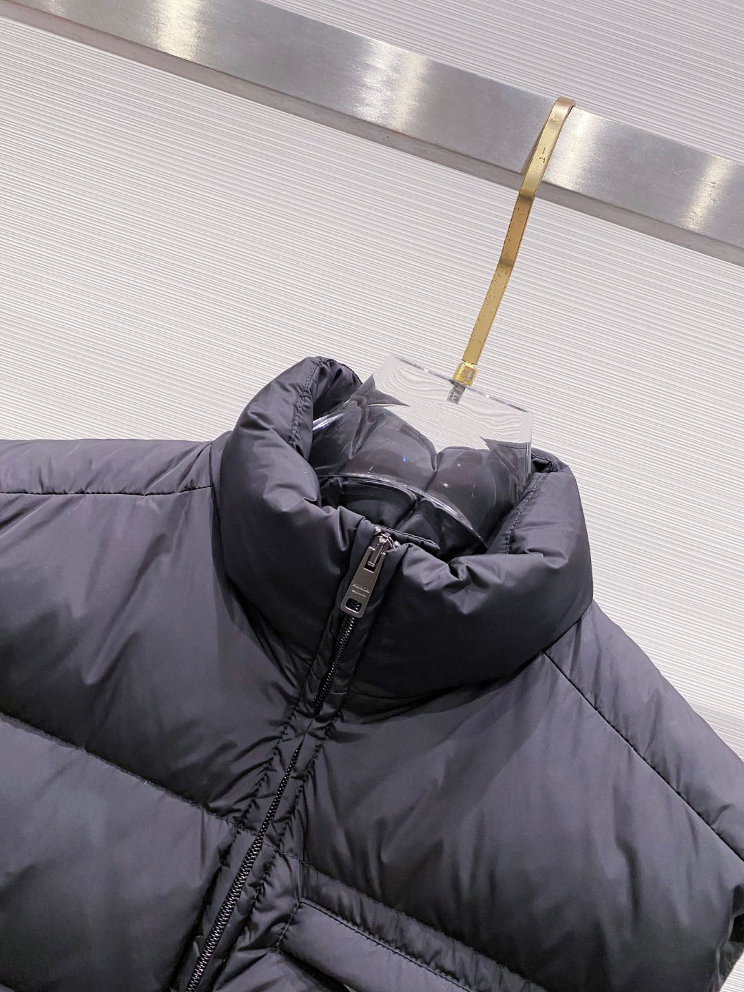 Prada 普拉达2025秋冬专柜同步新品发布，最新款羽绒马甲出货，全部原版购入，今年最新色，无论面料和