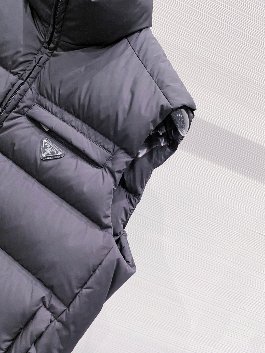 Prada 普拉达2025秋冬专柜同步新品发布，最新款羽绒马甲出货，全部原版购入，今年最新色，无论面料和