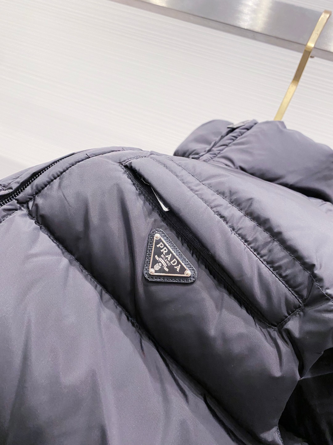 Prada 普拉达2025秋冬专柜同步新品发布，最新款羽绒马甲出货，全部原版购入，今年最新色，无论面料和