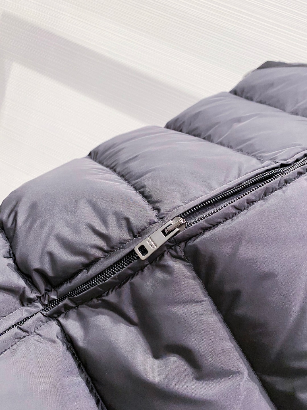 Prada 普拉达2025秋冬专柜同步新品发布，最新款羽绒马甲出货，全部原版购入，今年最新色，无论面料和