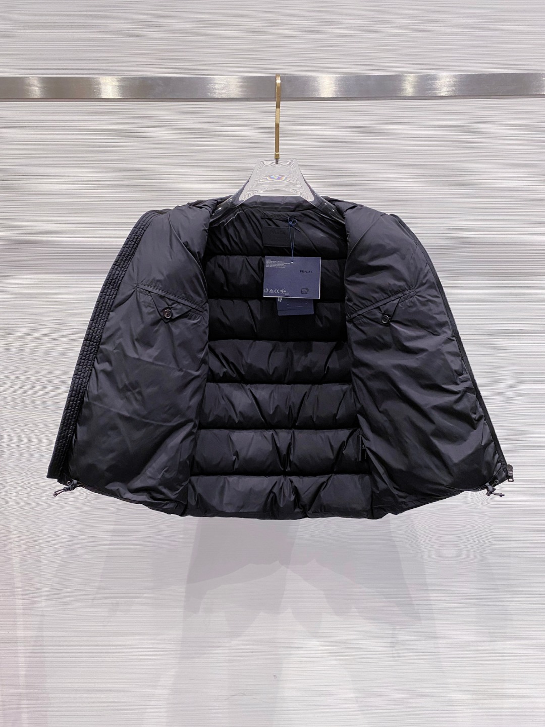 Prada 普拉达2025秋冬专柜同步新品发布，最新款羽绒马甲出货，全部原版购入，今年最新色，无论面料和