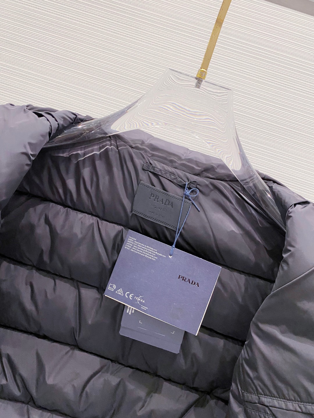 Prada 普拉达2025秋冬专柜同步新品发布，最新款羽绒马甲出货，全部原版购入，今年最新色，无论面料和