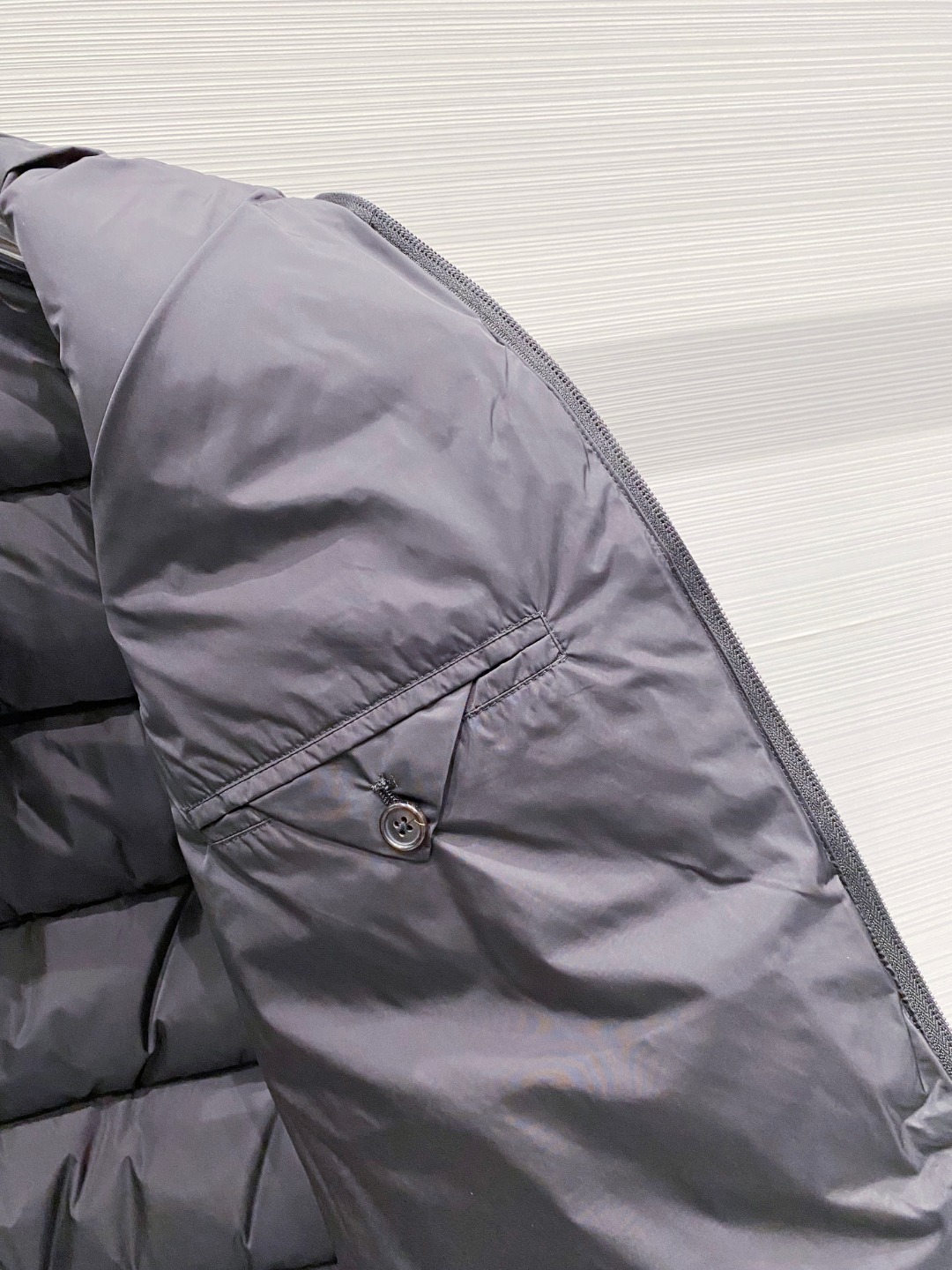 Prada 普拉达2025秋冬专柜同步新品发布，最新款羽绒马甲出货，全部原版购入，今年最新色，无论面料和