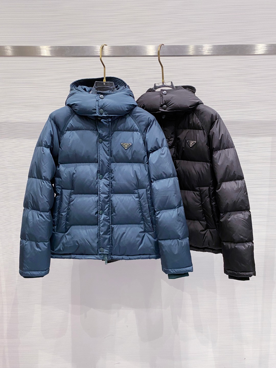 Prada&普拉达FW2025秋冬新款羽绒服。柜子在售款，一件难求。采用定制防风防雨面料，抗皱立挺有型，