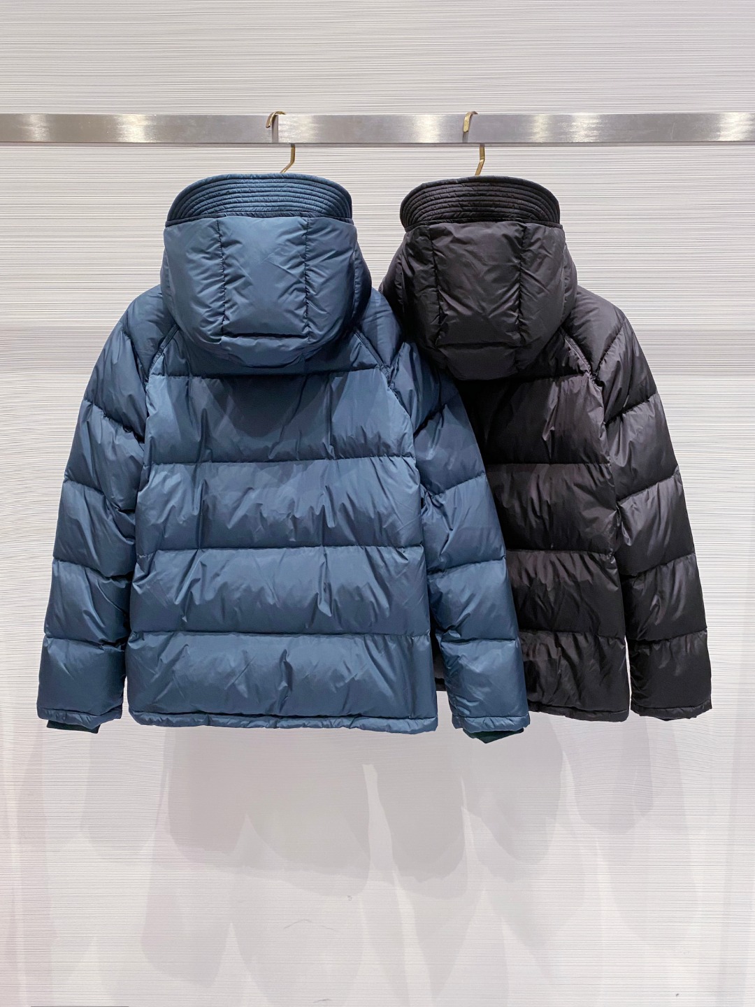 Prada&普拉达FW2025秋冬新款羽绒服。柜子在售款，一件难求。采用定制防风防雨面料，抗皱立挺有型，