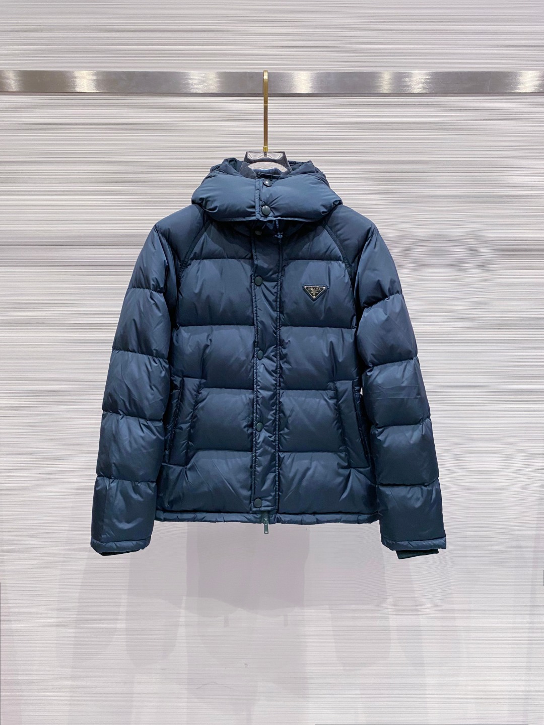 Prada&普拉达FW2025秋冬新款羽绒服。柜子在售款，一件难求。采用定制防风防雨面料，抗皱立挺有型，