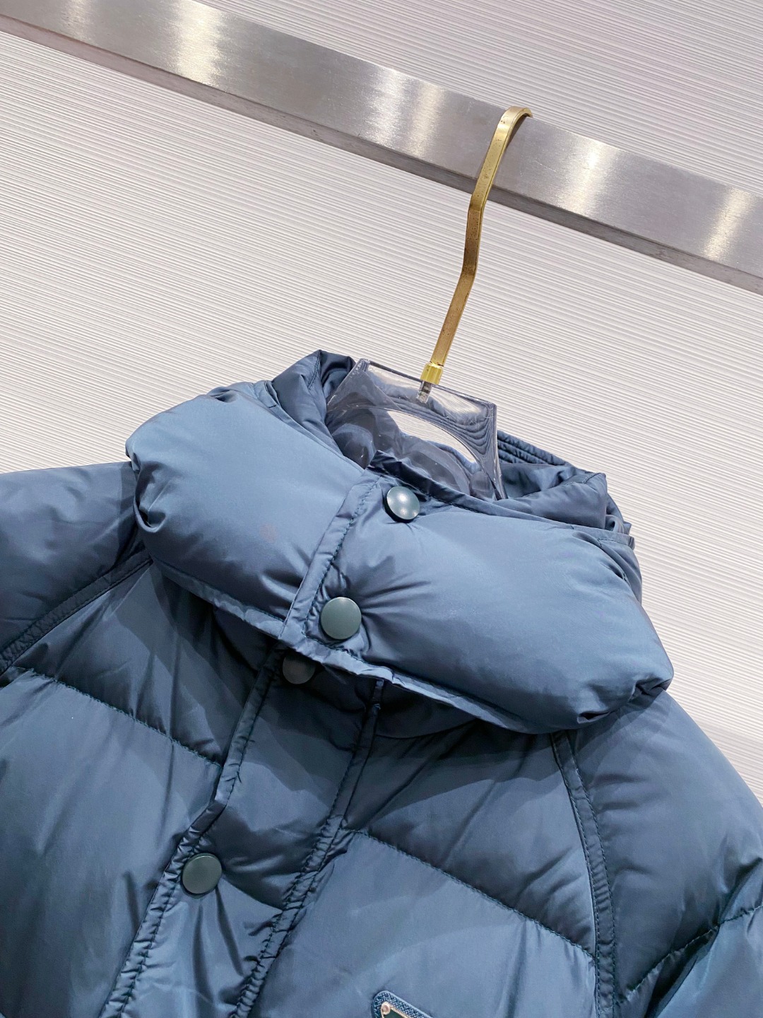 Prada&普拉达FW2025秋冬新款羽绒服。柜子在售款，一件难求。采用定制防风防雨面料，抗皱立挺有型，