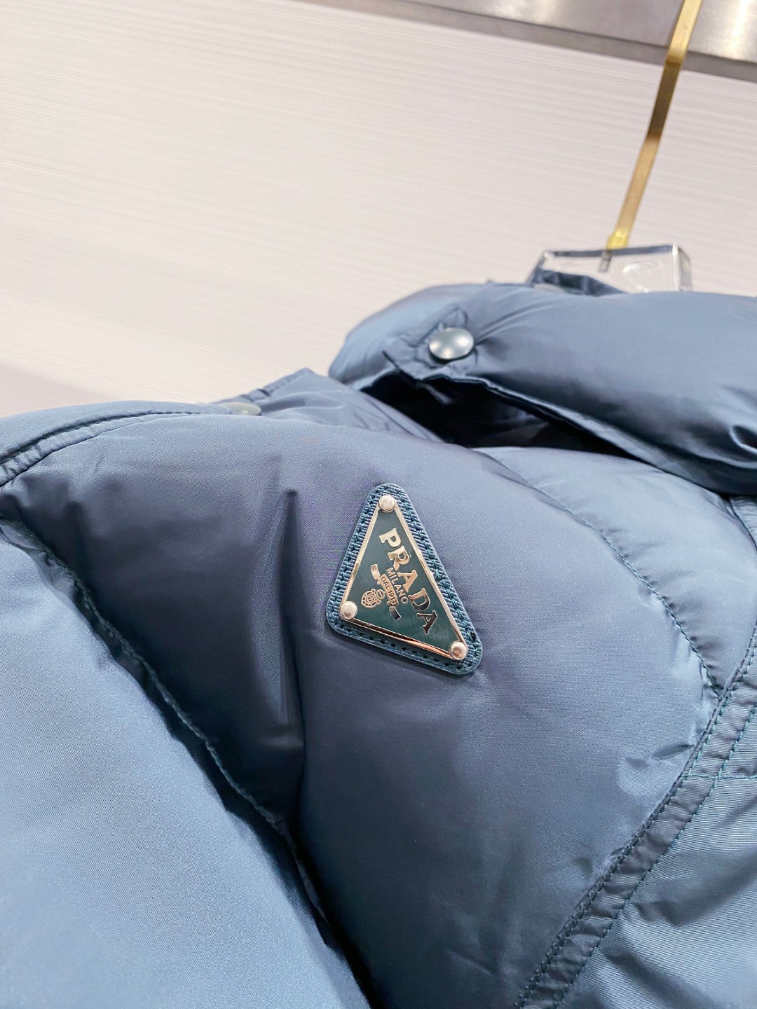 Prada&普拉达FW2025秋冬新款羽绒服。柜子在售款，一件难求。采用定制防风防雨面料，抗皱立挺有型，