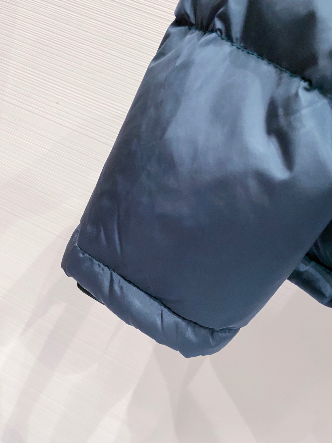 Prada&普拉达FW2025秋冬新款羽绒服。柜子在售款，一件难求。采用定制防风防雨面料，抗皱立挺有型，