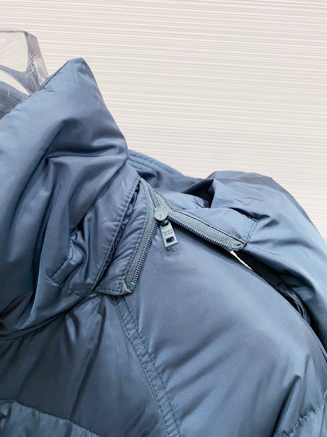 Prada&普拉达FW2025秋冬新款羽绒服。柜子在售款，一件难求。采用定制防风防雨面料，抗皱立挺有型，