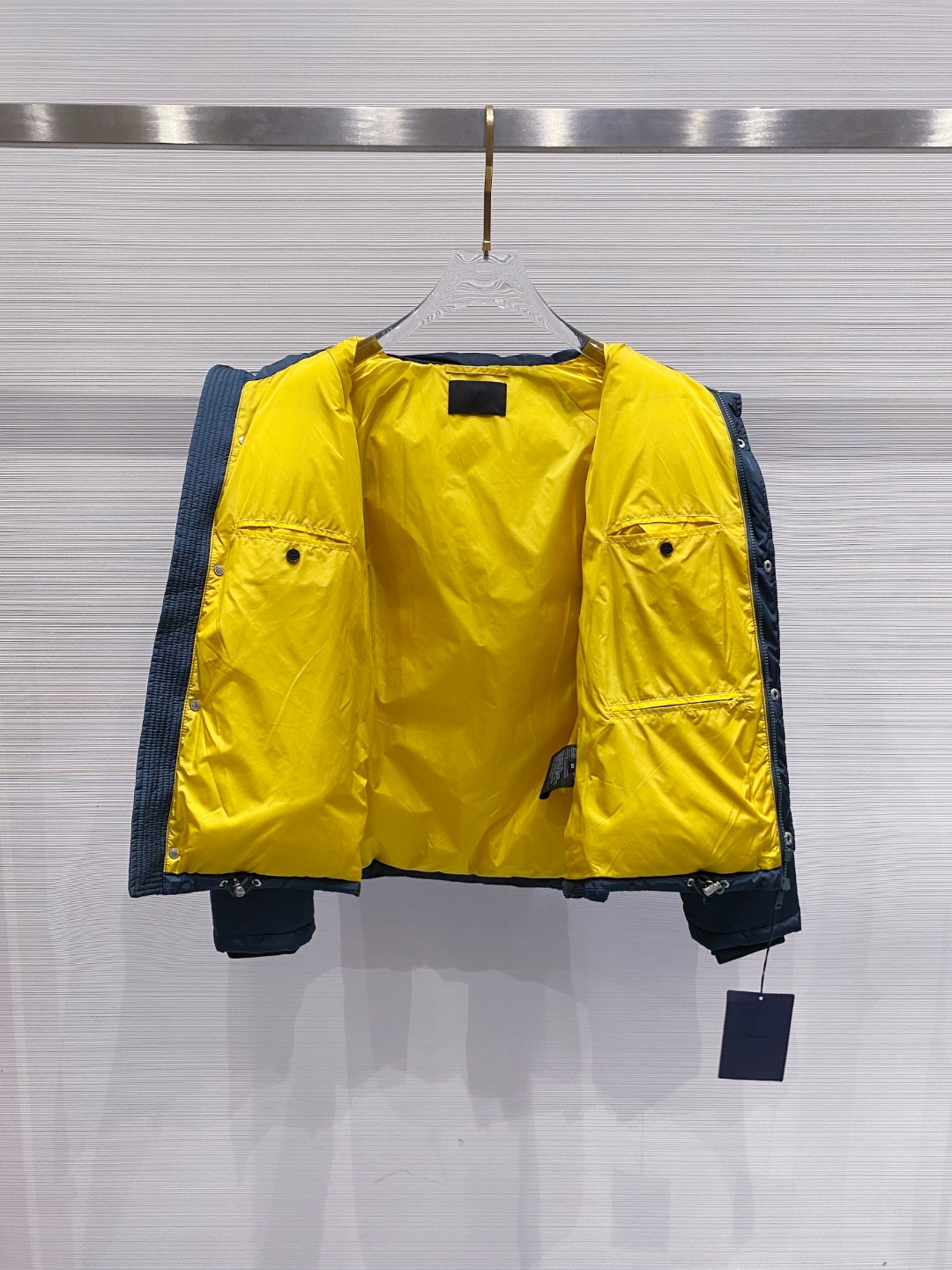 Prada&普拉达FW2025秋冬新款羽绒服。柜子在售款，一件难求。采用定制防风防雨面料，抗皱立挺有型，