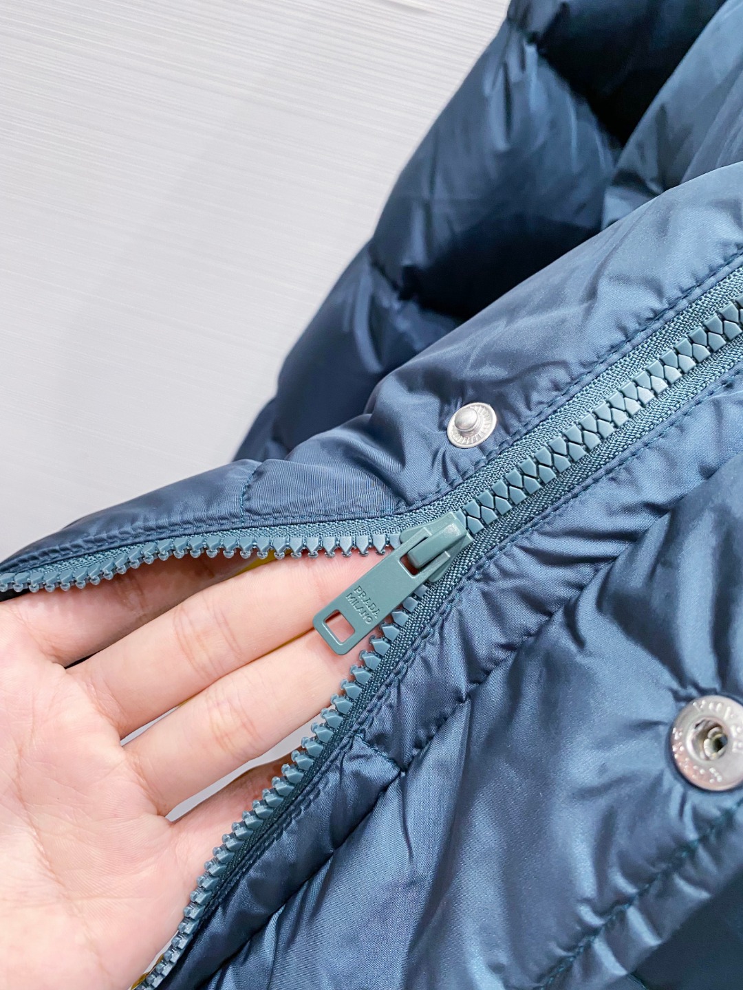 Prada&普拉达FW2025秋冬新款羽绒服。柜子在售款，一件难求。采用定制防风防雨面料，抗皱立挺有型，