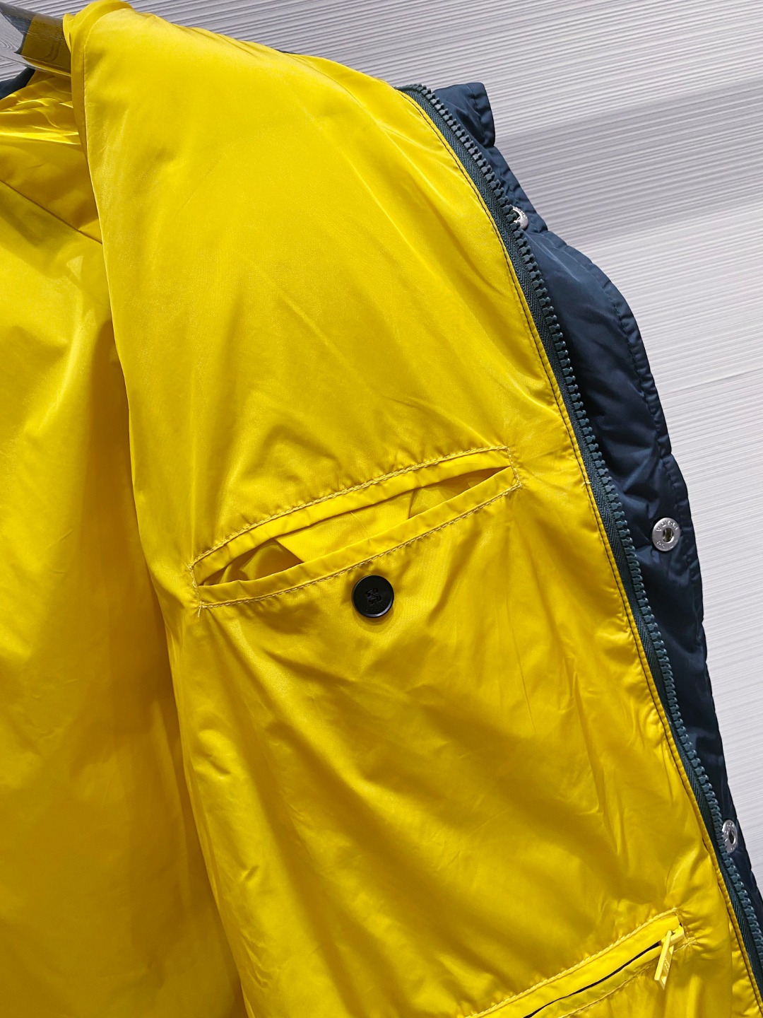 Prada&普拉达FW2025秋冬新款羽绒服。柜子在售款，一件难求。采用定制防风防雨面料，抗皱立挺有型，