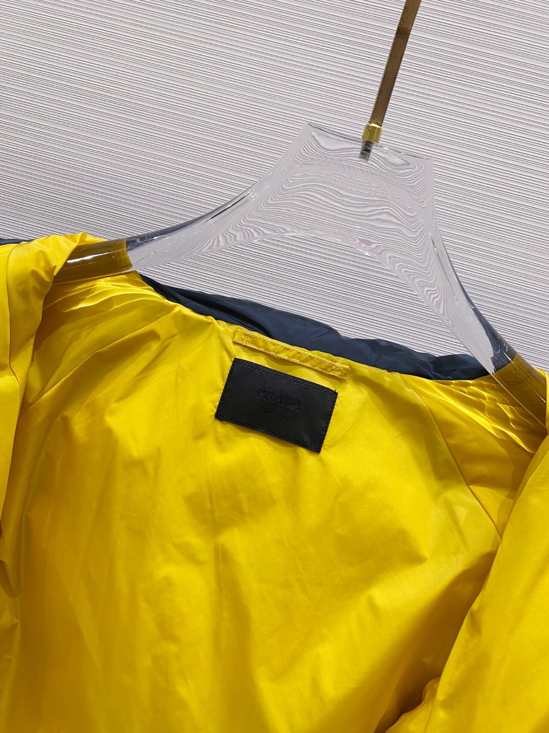 Prada&普拉达FW2025秋冬新款羽绒服。柜子在售款，一件难求。采用定制防风防雨面料，抗皱立挺有型，