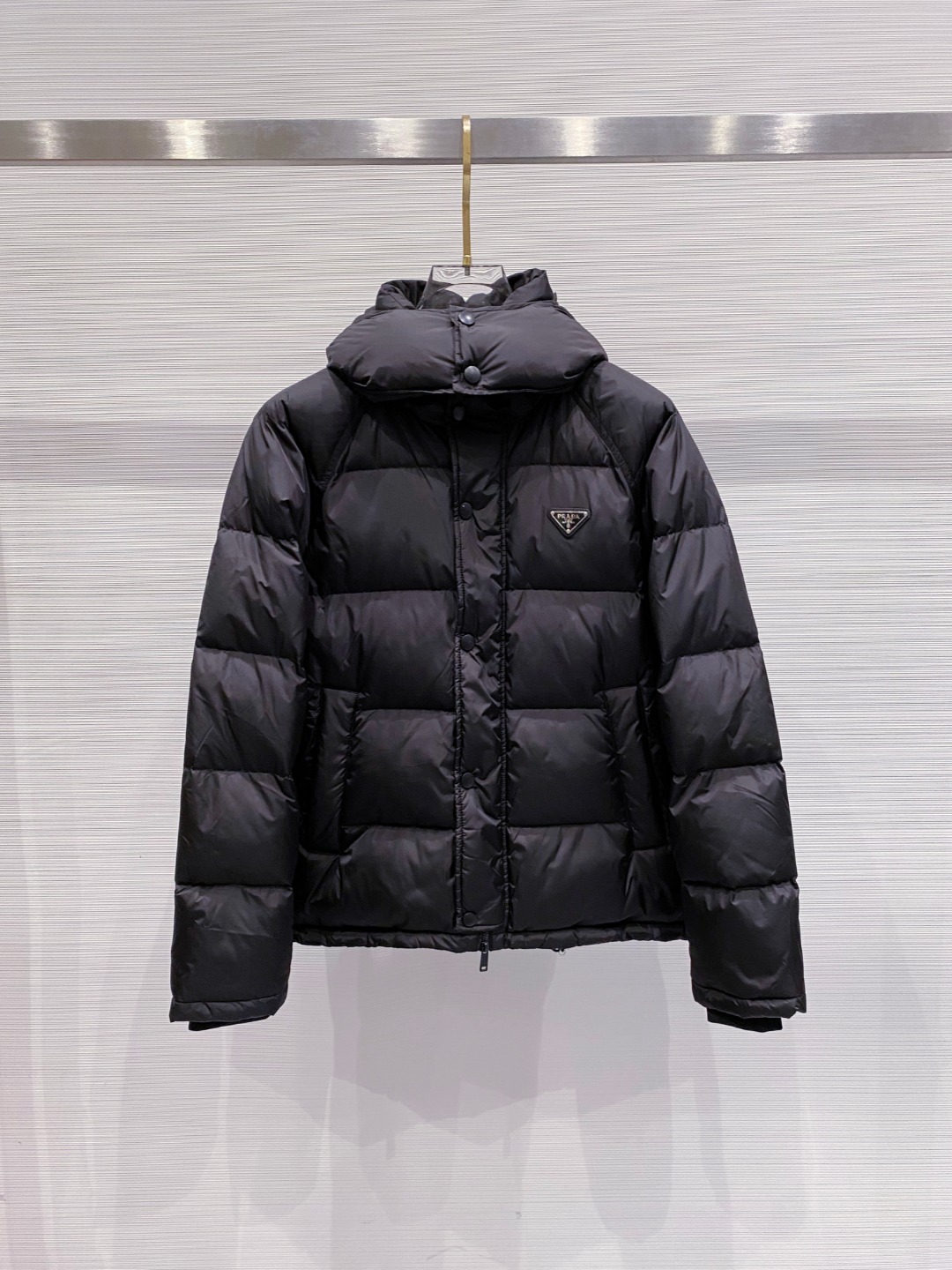 Prada&普拉达FW2025秋冬新款羽绒服。柜子在售款，一件难求。采用定制防风防雨面料，抗皱立挺有型，