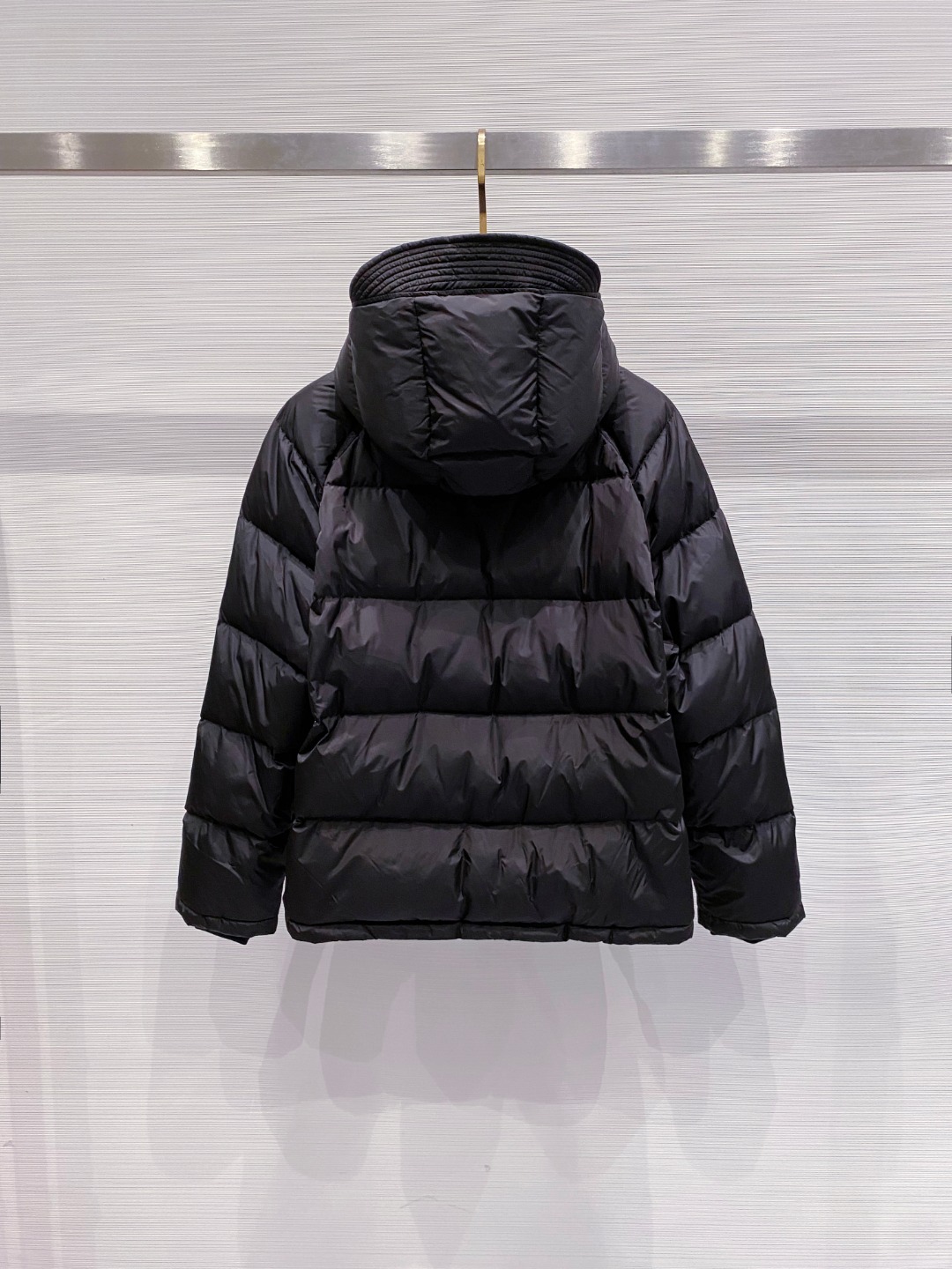 Prada&普拉达FW2025秋冬新款羽绒服。柜子在售款，一件难求。采用定制防风防雨面料，抗皱立挺有型，