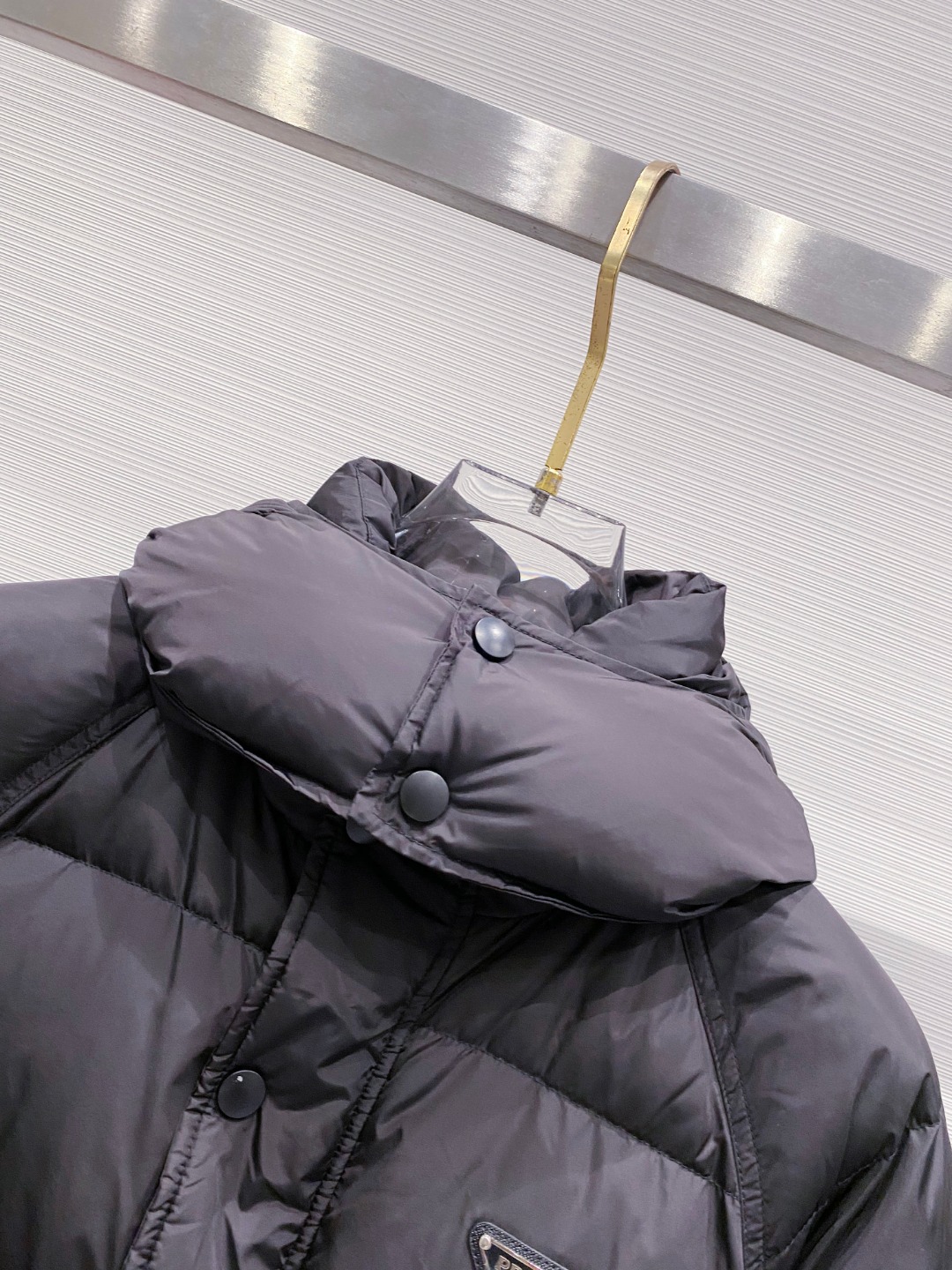 Prada&普拉达FW2025秋冬新款羽绒服。柜子在售款，一件难求。采用定制防风防雨面料，抗皱立挺有型，