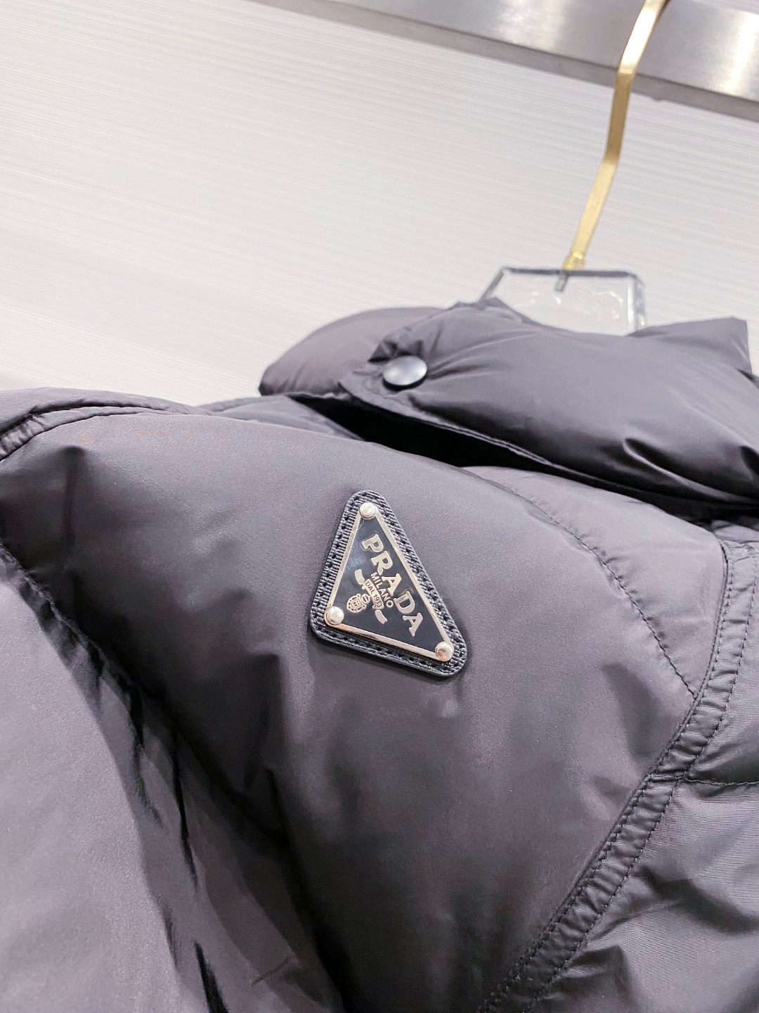 Prada&普拉达FW2025秋冬新款羽绒服。柜子在售款，一件难求。采用定制防风防雨面料，抗皱立挺有型，